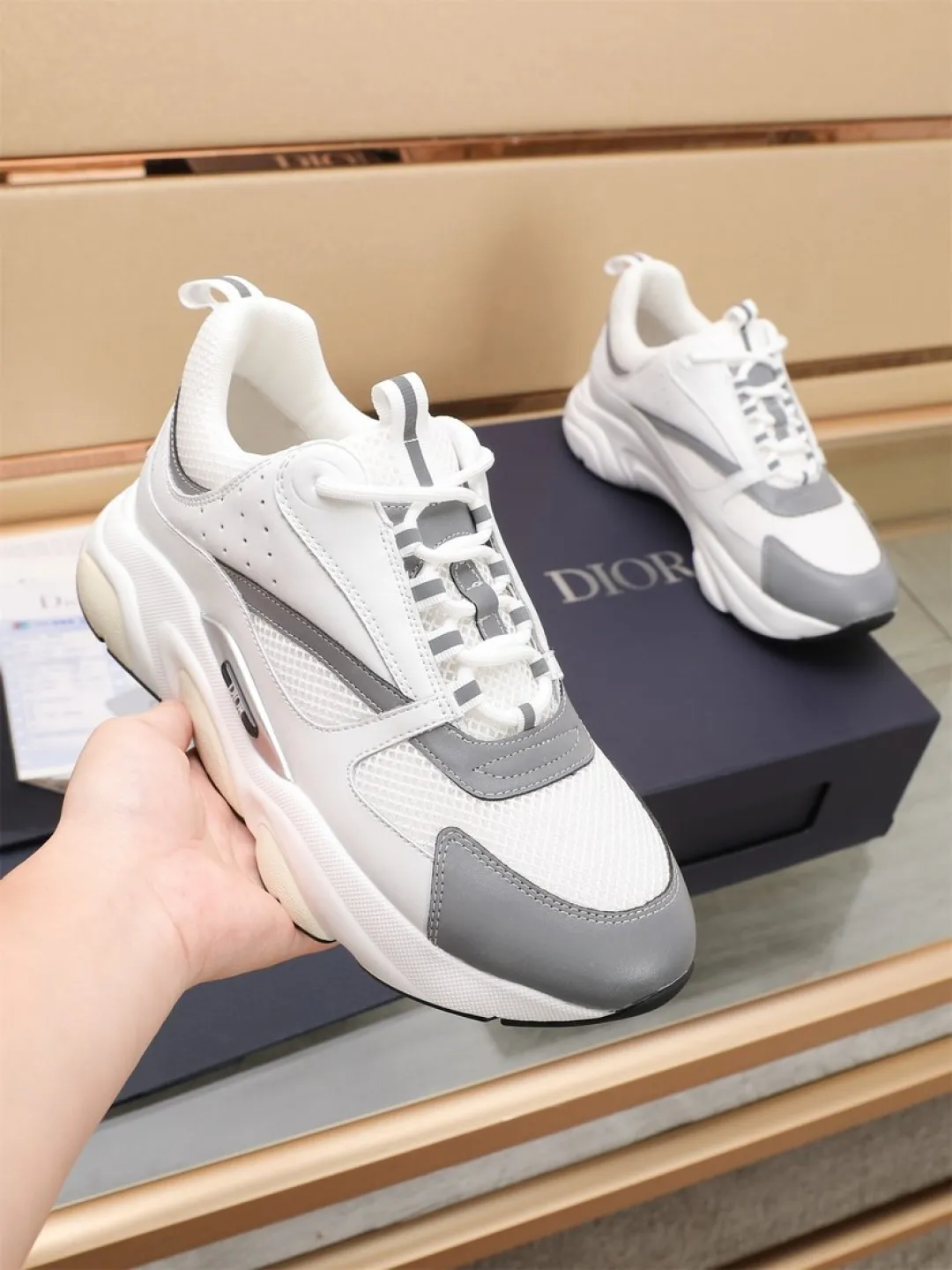 Men's shoes 💰P460💰【Dior】Dior✨ is online at the same time👏 This casual sneaker is a new product in the series and continues Di*r's classic style. The upper is made of original mesh and cow leather, with a two-color textured outsole, and the brand's iconic details on the rear collar and heel to enhance the style. Fashionable and versatile. Wear it with jeans or slacks for a casual look. Size: 38-44 (45 customized)